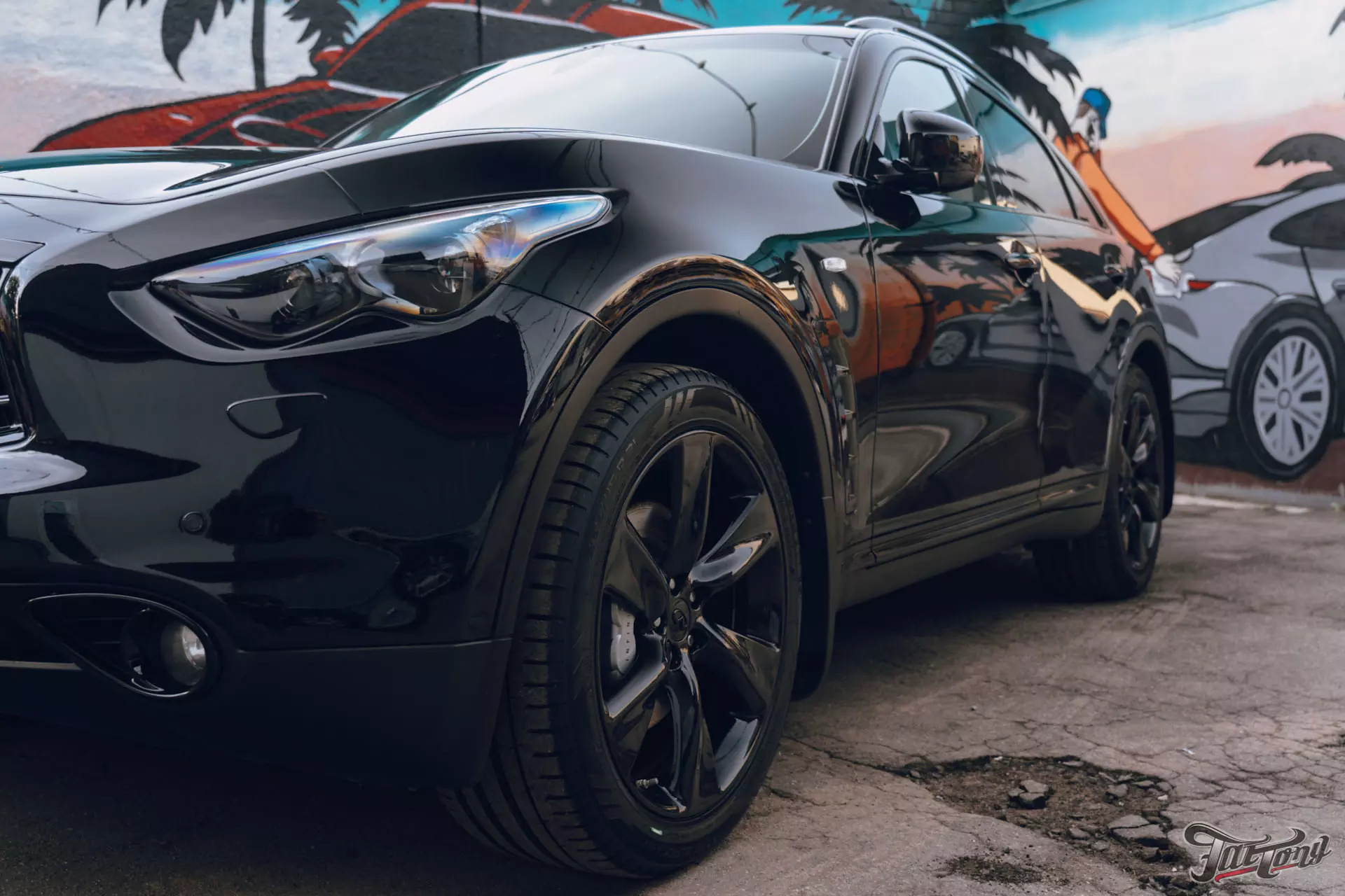 Infiniti QX70. Полировка кузова+керамика. Мойка подкапотного пространства. Химчистка салона. Окрас дисков